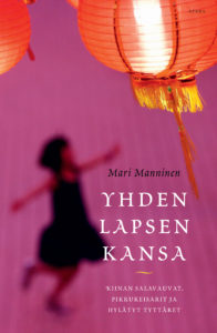 Kansikuvassa lapsihahmo ja kiinalaisia lyhtyjä.