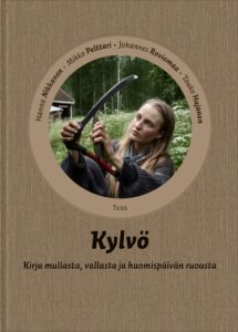 Kansikuva. Nainen istuu niityn edessä, multaiset sormet ja käsissään työkalu.